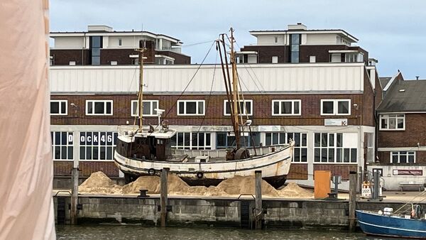 Spektakuläre Bergung in Cuxhaven: Kutter auf Sandbett abgesetzt (mit Fotos & Video)