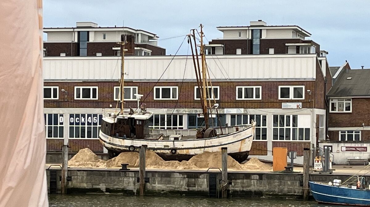 Spektakuläres Finale der Bergung: Der Krabbenkutter wird nach der Hebung auf Sand an Land gesetzt – fernab seines eigentlichen Elements. Foto: Reese-Winne