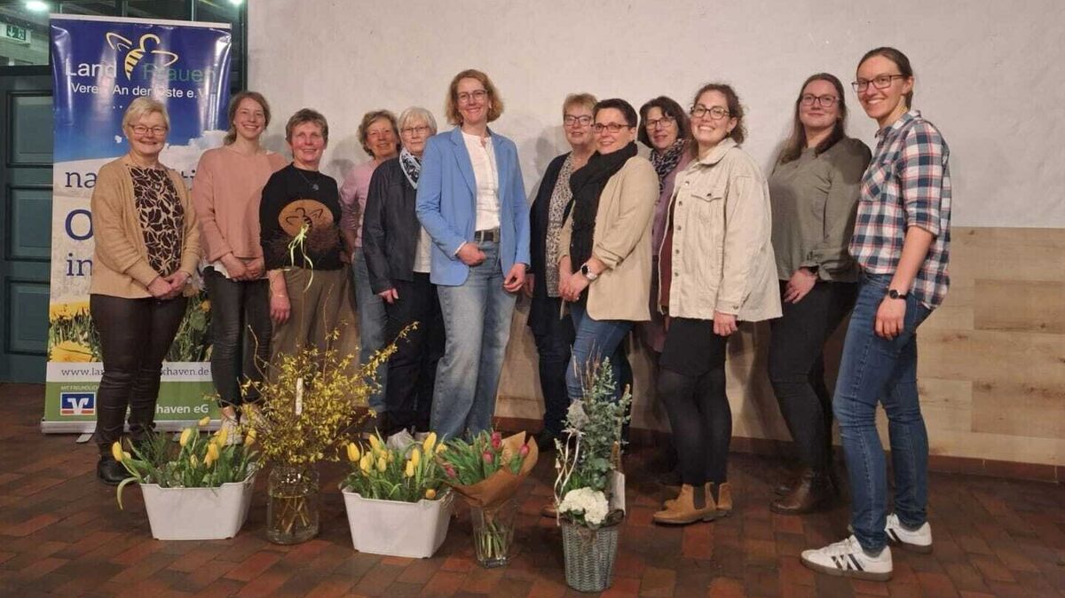 Der neue Vorstand (v.l.): Marion Eckhoff, Rieke Meyer, Silke Mahler, Wiebke Jantzen, Heike Drewes, Caren Dieckmann, Sigrid Stüven, Severin Pramor, Anke Wiens-Hasselbusch, Mareike Lühmann, Sina van Rossum und Ann Kathrin Tiedemann. Foto: Landfrauenverein an der Oste