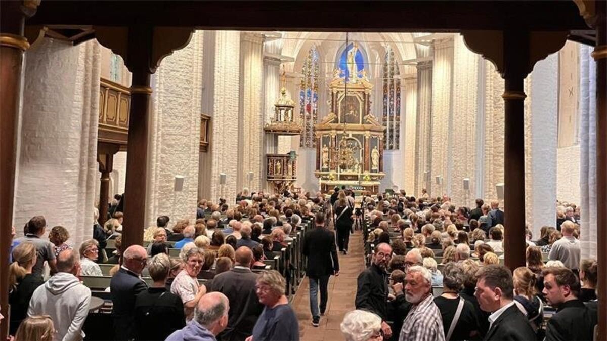 Besucher strömen in die Wilhaldi-Kirche in Stade. Foto: Klempow