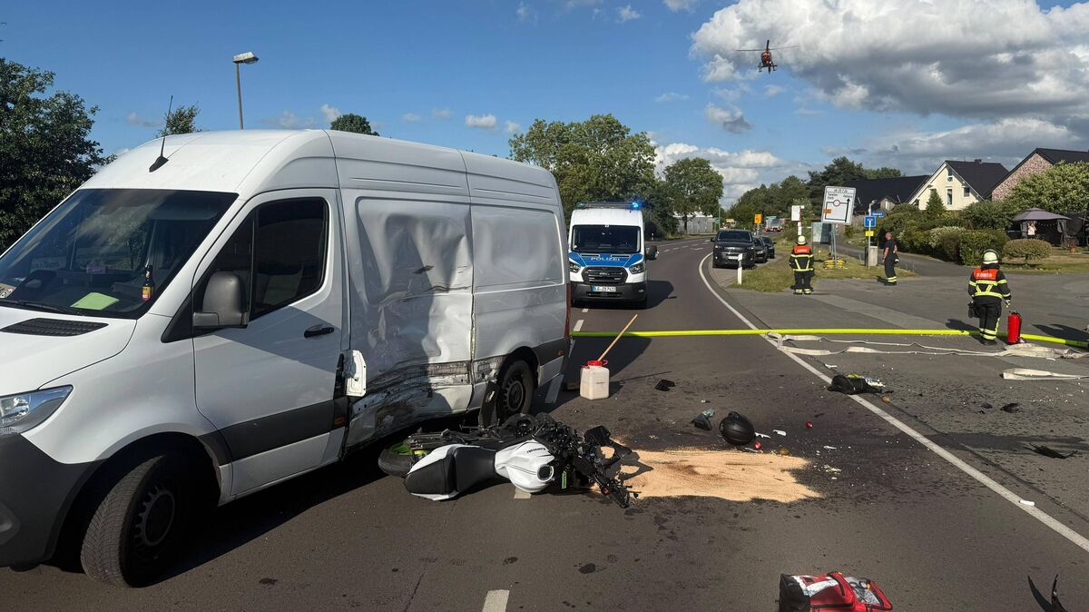 Nach der Kollision zwischen einem Motorrad und einem Transporter war die L140 in Hollern-Twielenfleth während der Rettungs- und Bergungsarbeiten voll gesperrt. Foto: Polizei Stade
