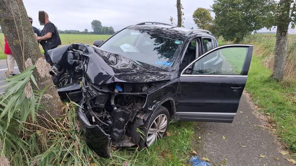 Unfall nach womöglichem Ausweichmanöver in Belum: Auto prallt auf L144 gegen Baum