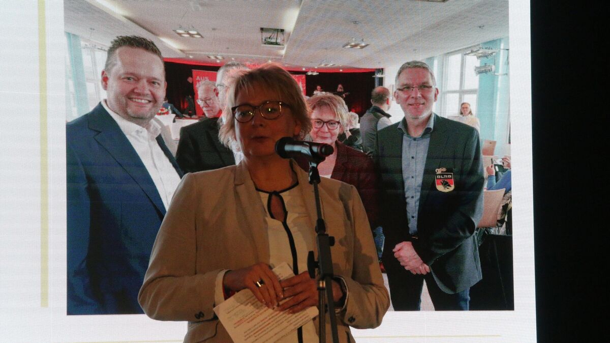 Für Sport zuständig, aber die Bühne war ihr zu hoch: Innenministerin Daniela Behrens lobte die DLRG als „Flaggschiff der Wasserrettung in Niedersachsen“. Foto: Potschka