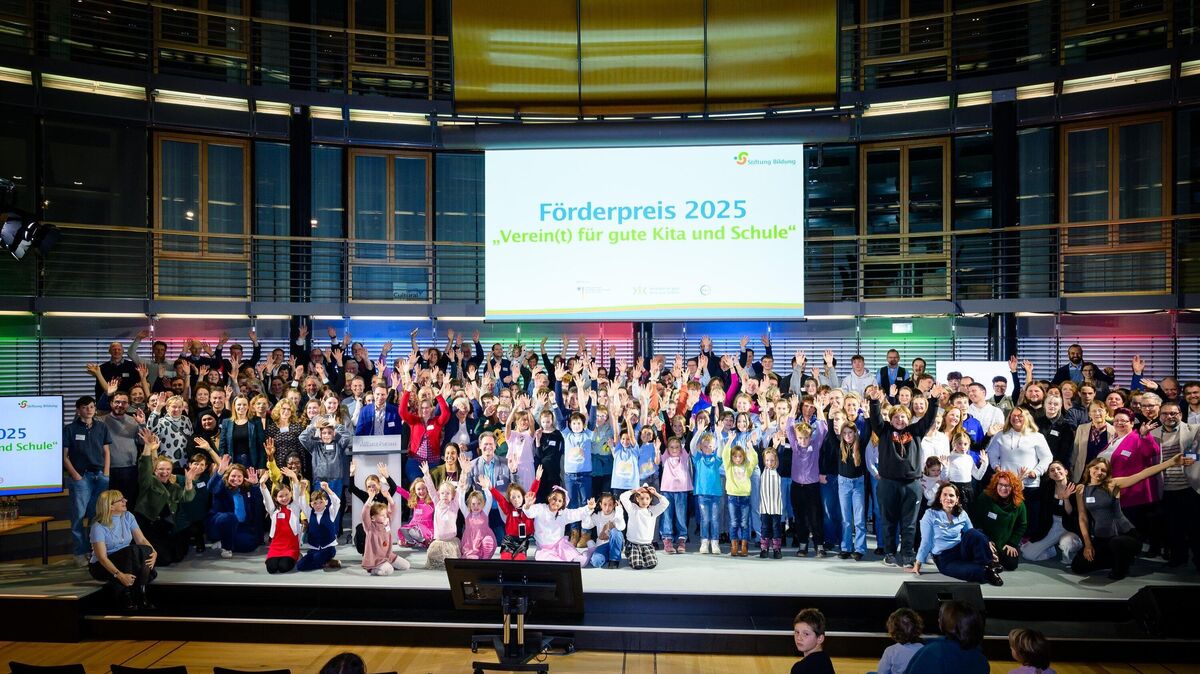 Hier auf der Bühne in Berlin (Preisverleihung 2025) würde im November auch gerne eine Abordnung der Kita Emmaus aus Cuxhaven stehen. Foto: Heidi Scherm
