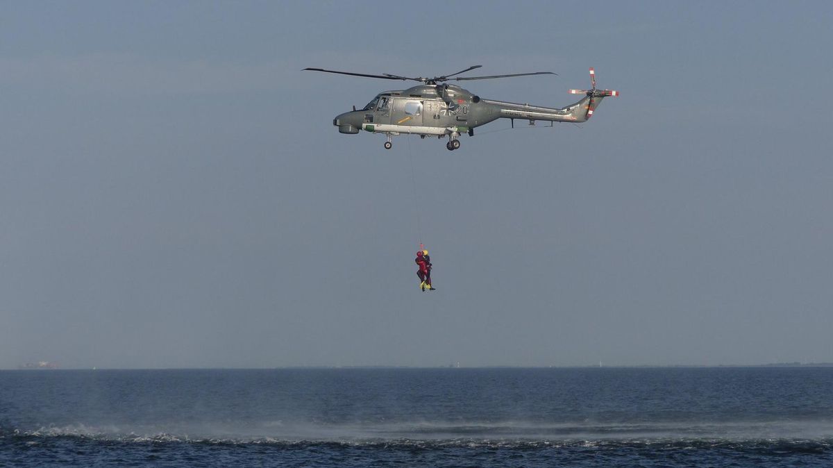 In luftiger Höhe arbeiten die Strömungsretter mit dem MFG 5 und der DGzRS (Seenotretter). Hier wird gerade das Abwinschen geübt. Foto: DLRG Cuxhaven