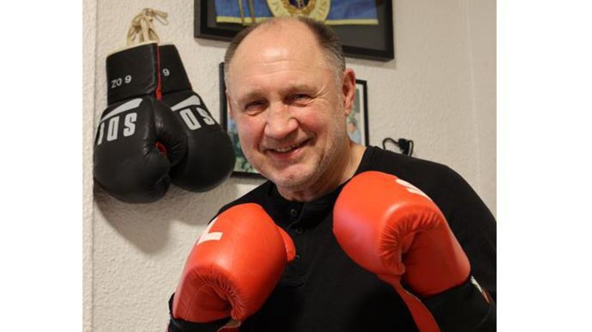 Erwin Heiber hat seine Boxhandschuhe in seinem Haus in Stade an den berühmten Nagel gehängt. Nur für das Foto hat er die Handschuhe angezogen. Den DM-Gürtel hat er eingerahmt. Foto: Lütt