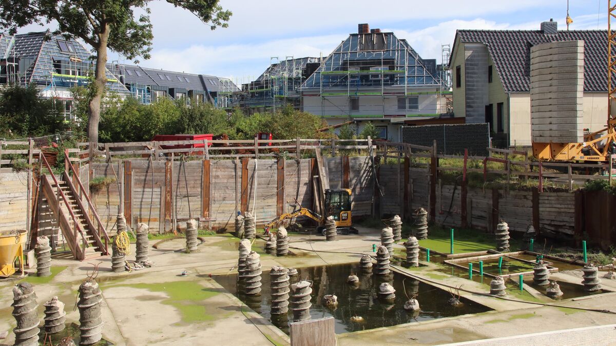 In Döse sind zwei Bauvorhaben sind mit dem Namen der insolvent gegangene Essener Baufirma Harfid GmbH verbunden: Die Projekte "Be Add 53° Nord" und "Nordsee Gaarden" (Hintergrund) befinden sich in unmittelbarer Nähe zueinander an den Straßen Mühlentrift / Hinter der Kirche. Foto: Koppe