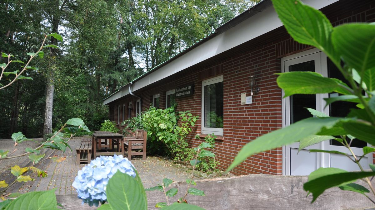 Das Schullandheim Wingst wird aufpoliert. Die Betreiber planen einen Modernisierungsumbau und eine Erweiterung. Daran beteiligten sich auch die Ehrenamtlichen des Lions Clubs Cuxhaven-Alte Liebe. Archivfoto: Kramp