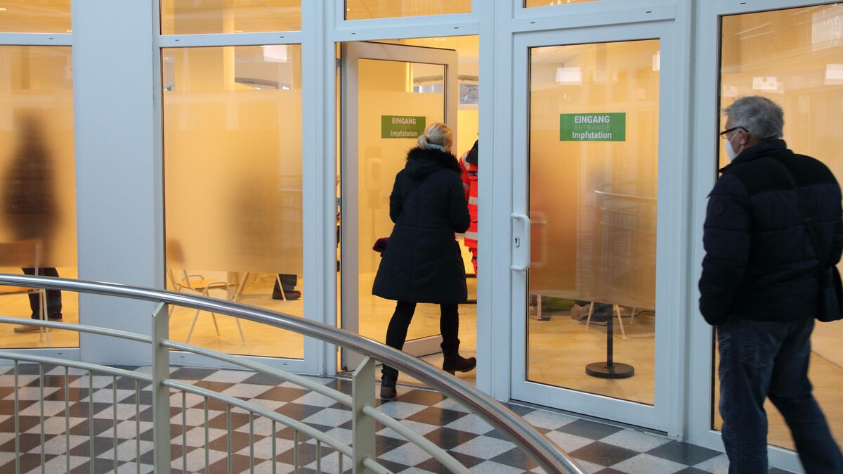 Im Impflokal im Cuxhavener City Center Cuxhaven sind in der laufenden Woche an zwei Tagen zahlreiche Personen mit einem unbrauchbaren Impfstoff geimpft worden. Foto: Koppe