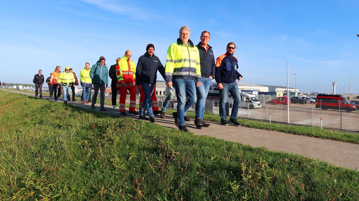 Die Teilnehmer der Deich- und Aufsichtsschau hatten die Sicherheit der Deiche im Fokus und von oben den besten Überblick. Foto: Tonn