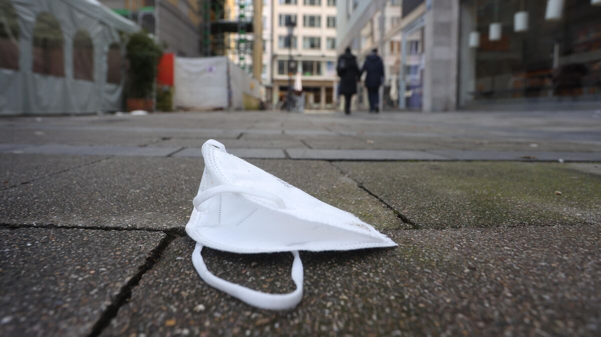 Vor dem Betreten des Supermarktes noch eine Maske aufzusetzen, das gehörte zum Pandemie-Alltag. Der Montag ist der erste Verkaufstag seit langer Zeit ohne diese Pflicht. Foto: Kar-Josef Hildenbrand/dpa