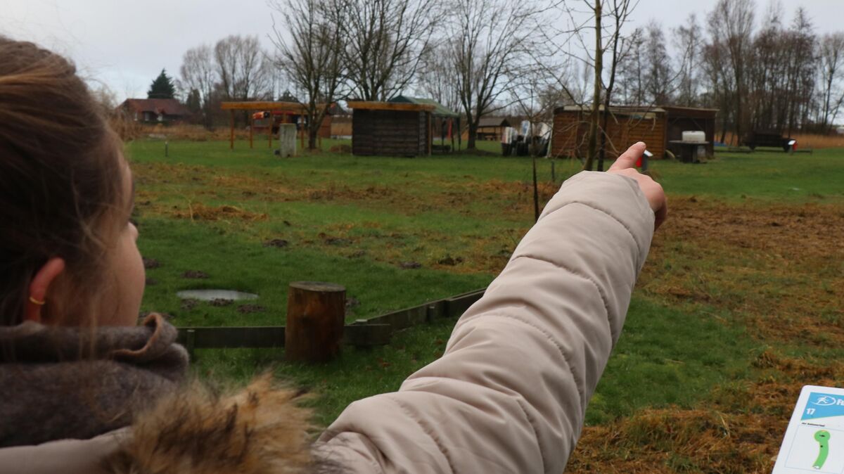 Der Kletterpark soll auf der Fläche der Fußballgolf-Anlage und auf angrenzenden Flächen der Stadt Otterndorf entstehen. Anwohnerin Francesca Dock und ihre Familie sind wenig begeistert. Foto: Mangels