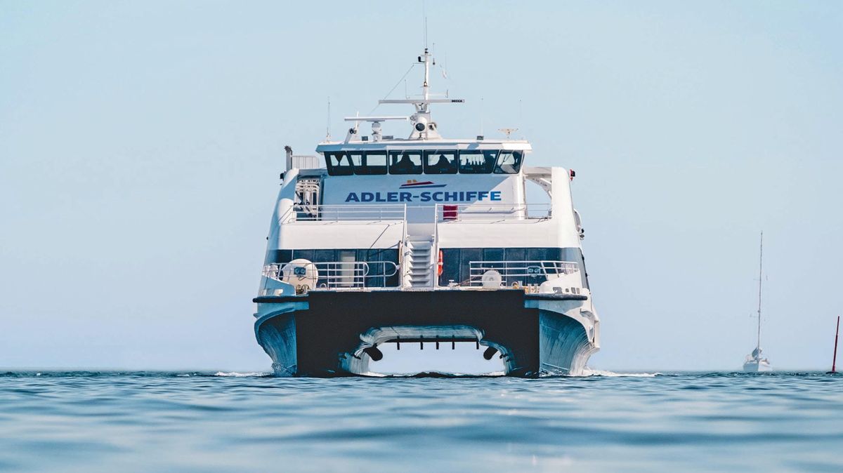 Der Katamaran "Adler Cat" ist auf dem Wasser zwischen Cuxhaven und Sylt unterwegs. Foto: Michael Magulski