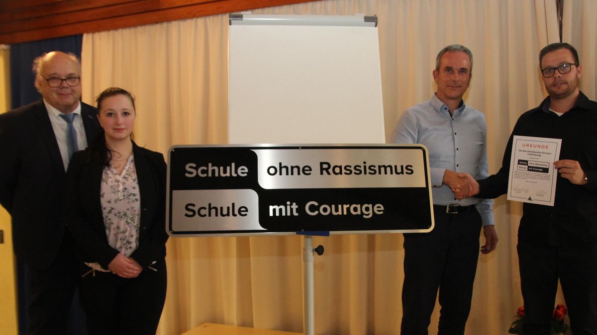 Christian Schorsch (2. von rechts), Dezernent der Landesschulbehörde aus Lüneburg, überreichte die Urkunde und den Titel "Schule ohne Rassismus - Schule mit Courage" an Schulsprecher Lars Schmidt (rechts). Schulleiter Ansgar Cudok und Schülerin Saskia Hagenah freuen sich mit ihnen. Foto: Grewe