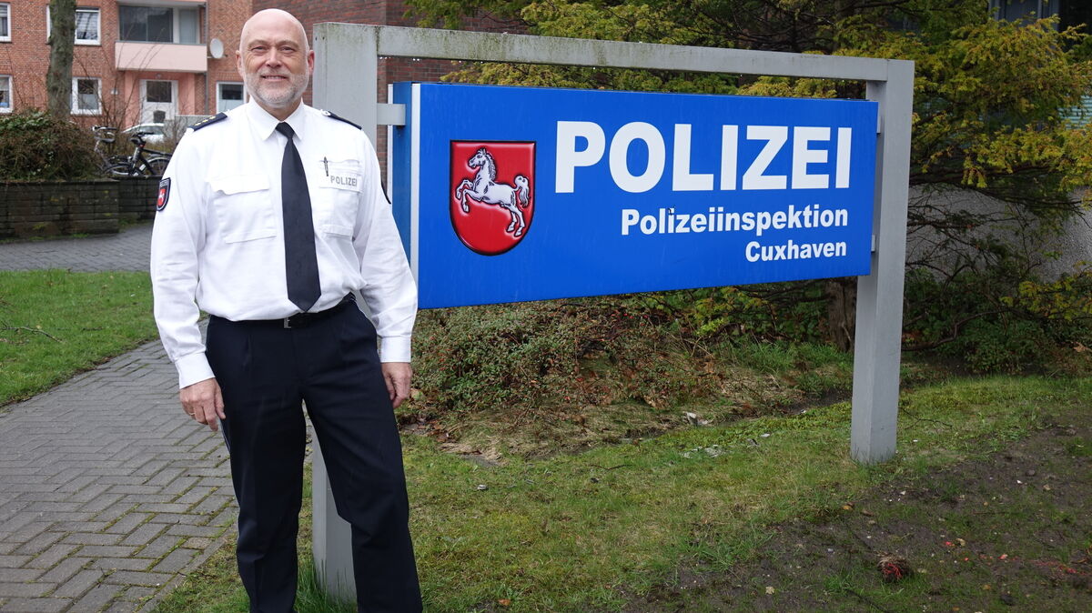 Michael Hasselmann ist am Montag offiziell in sein Amt als Leiter der Polizeiinspektion Cuxhaven eingeführt worden. Foto: Kuczorra