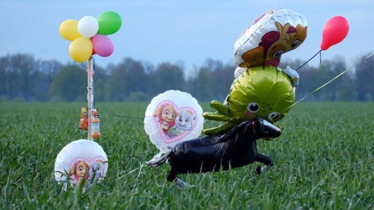 Ballons und Süßigkeiten stehen auf einem Feld bei Bremervörde. Foto: Markus Hibbeler/dpa