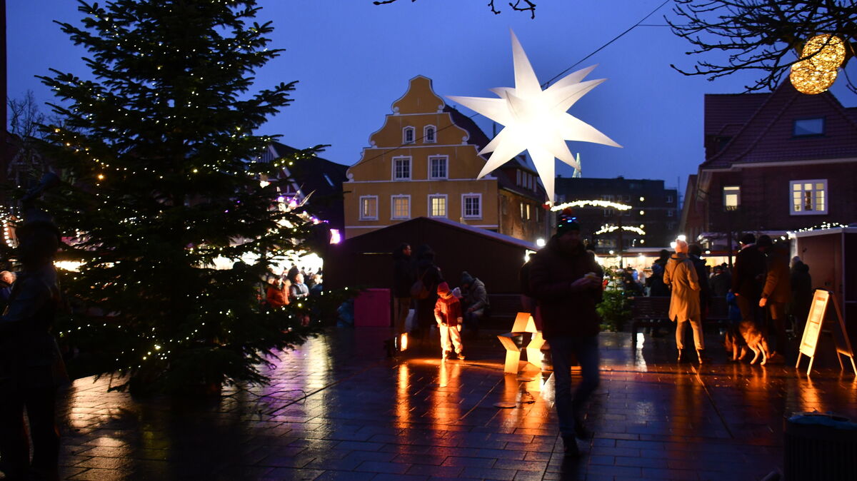Eigentlich steht der Sternenmarkt in Otterndorf für Besinnlichkeit und ein gemütliches Beisammensein. Doch im Jahr 2025 ist es zu für einige Besucher verstörenden Momenten gekommen. Foto: Schröder