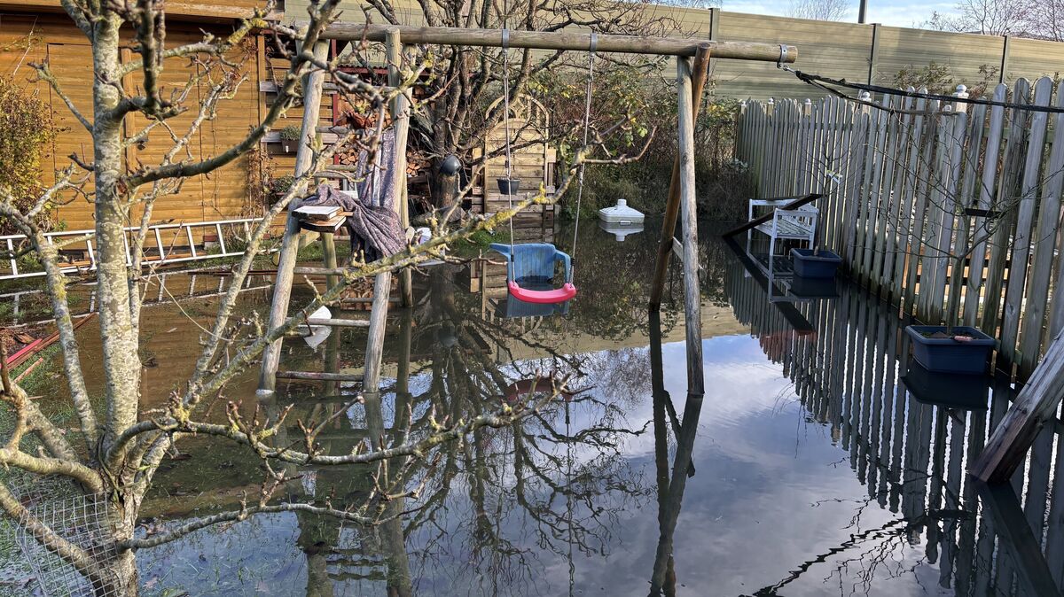 Der Garten steht völlig unter Wasser. Auch wenn Manfrad Schmidt nur Feuerholz holen möchte, muss er Gummistiefel tragen. Foto: Grell