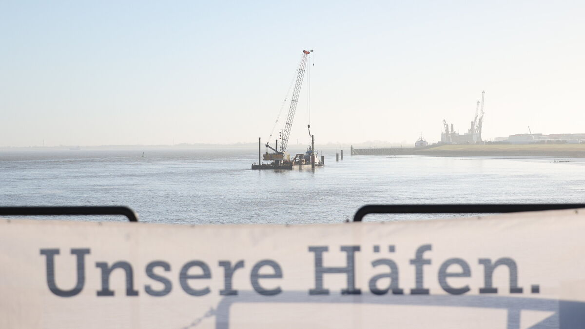 Der erste Rammschlag ertönt: Im Deutschen Offshore-Industriezentrum Cuxhaven hat am Donnerstag der Bau von drei neuen Liegeplätzen begonnen. Foto: Larschow