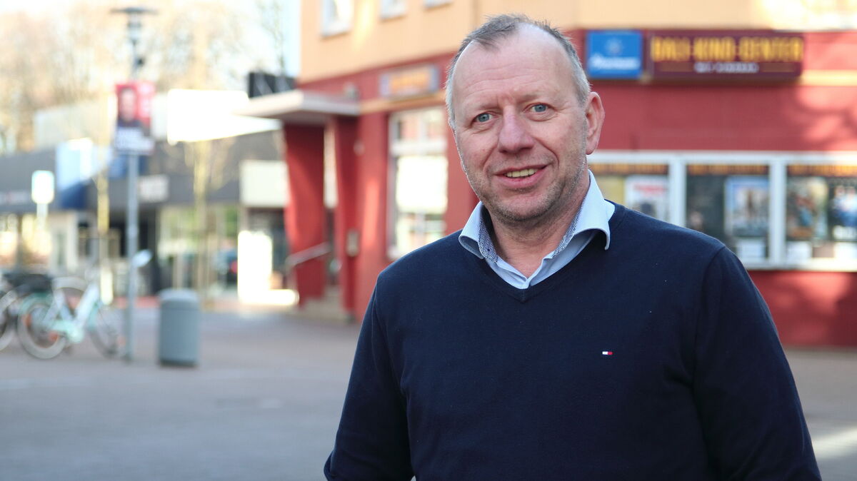 Günter Wichert an einer seiner "Wirkungsstätten" - der Cuxhavener Innenstadt. Der von ihm initiierte, einmal jährlich stattfindende "Blumenmarkt" soll zur Belebung der "City" beitragen.