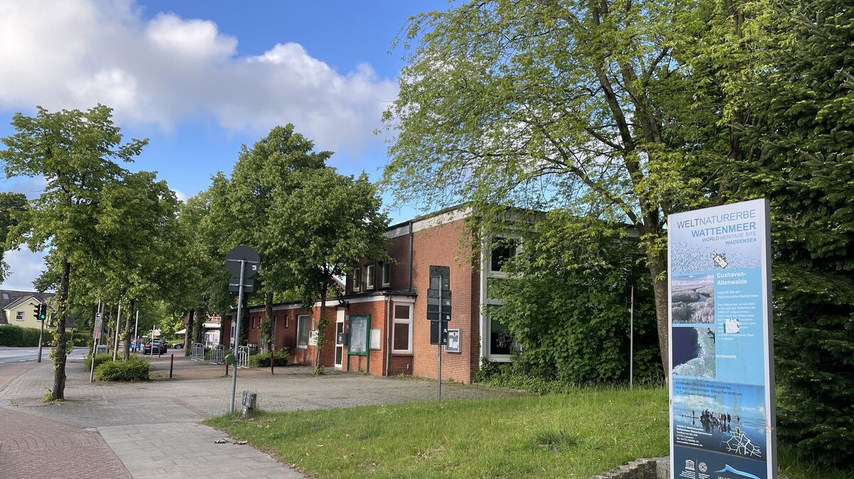 Auf Dauer wird sich das Bild im Altenwalder Ortskern verändern, denn die Verwaltungsstelle soll ebenso wie ihre Nachbargebäude abgerissen werden. Ein Investor hat Interesse daran, auf dem Areal ein Seniorenheim zu errichten. Foto: Reese-Winne