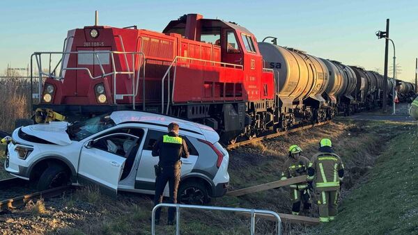 Unfall zwischen Güterzug und Auto in Stade: Mann schwer verletzt