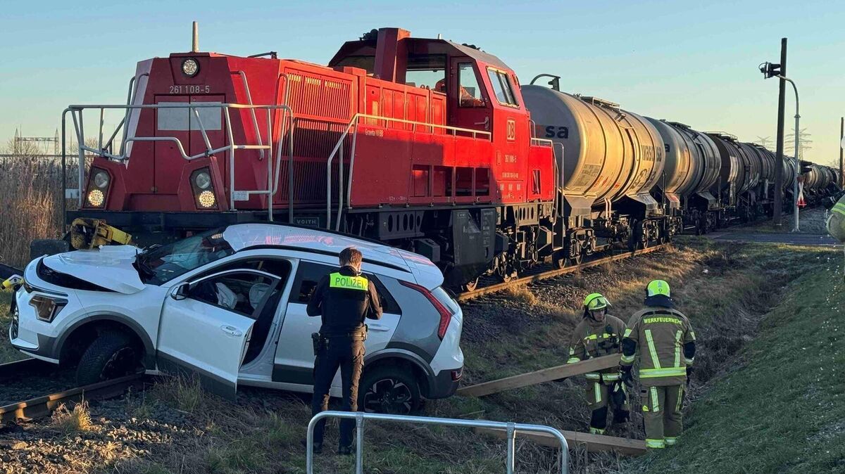 Eine Lok hat in Stade-Bützfleth einen Wagen gerammt: Eine Person wird dabei schwer verletzt. Foto: Hellwig