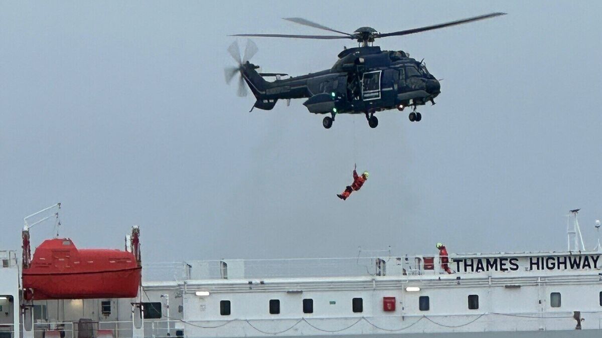 Mit einem Hubschrauber der Bundespolizei vom Typ „Super Puma“ wurden die Feuerwehrkräfte auf das Schiff gebracht. Foto: Havariekommando