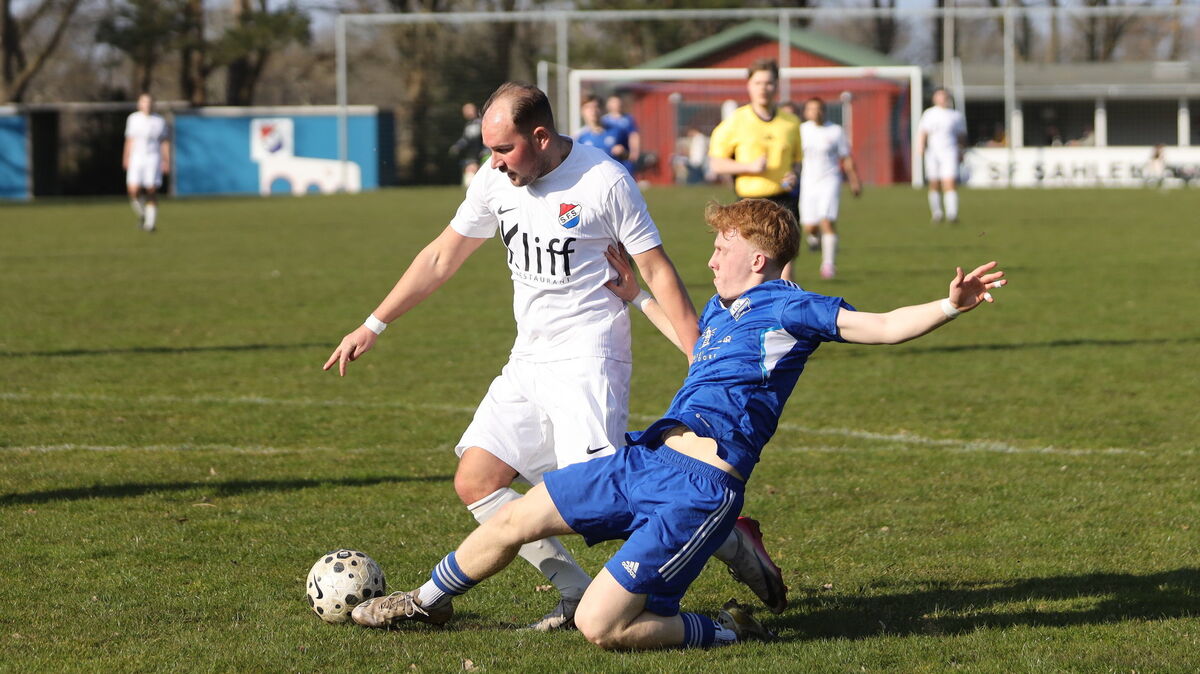Sahlenburg (weißes Trikot) will Wiedergutmachung für die herbe 1:6-Niederlage in Duhnen leisten. Foto: Unruh