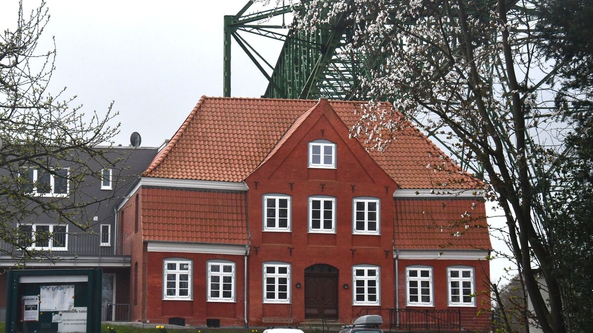 Der Frühling und die Touristen können kommen: Der "Fährkrug" in Osten erstrahlt in neuem Glanz. Foto: Schröder