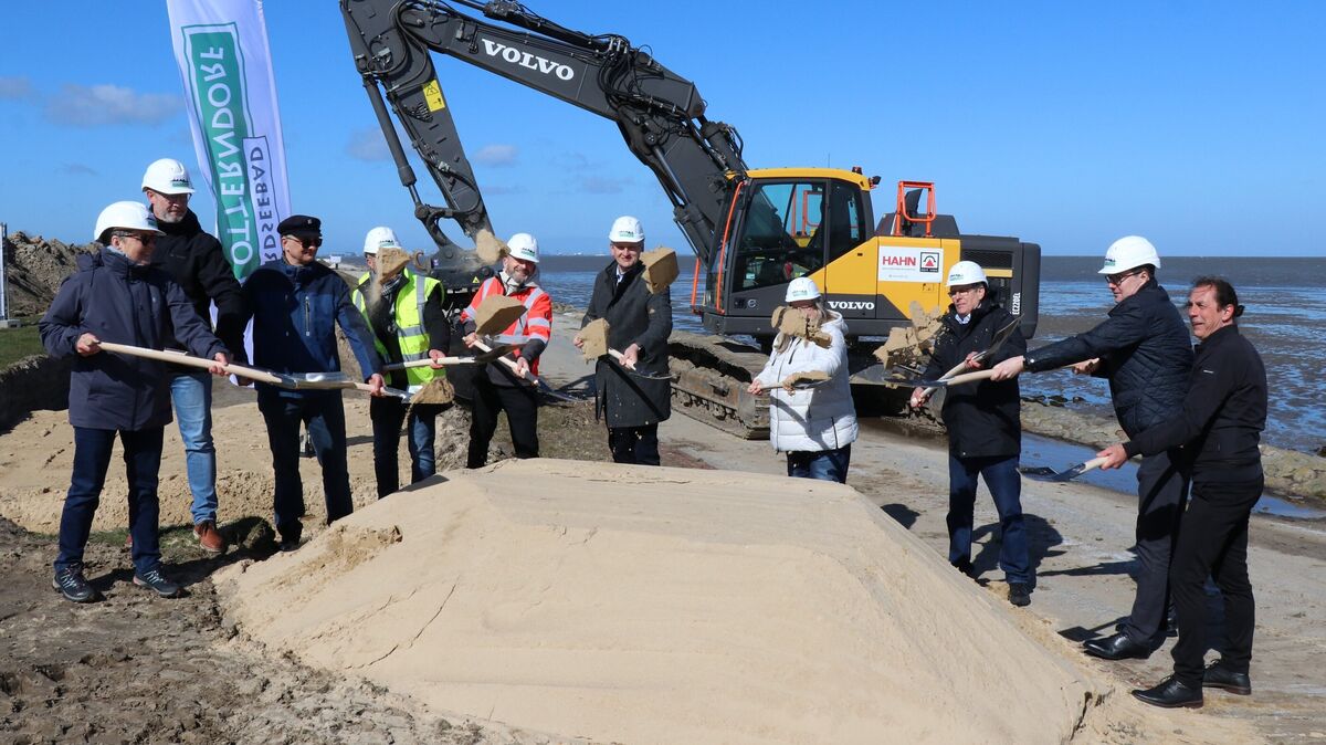 Vertreter aus Politik, Verwaltung und Wirtschaft setzen den symbolischen Spatenstich für die Neugestaltung der Strandpromenade in Otterndorf. Foto: Mangels