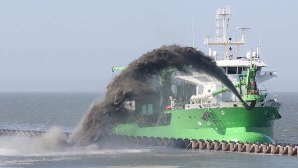 Bulldozer, Bagger und Superlative: Minister Tonne zeigt sich in Cuxhaven beeindruckt