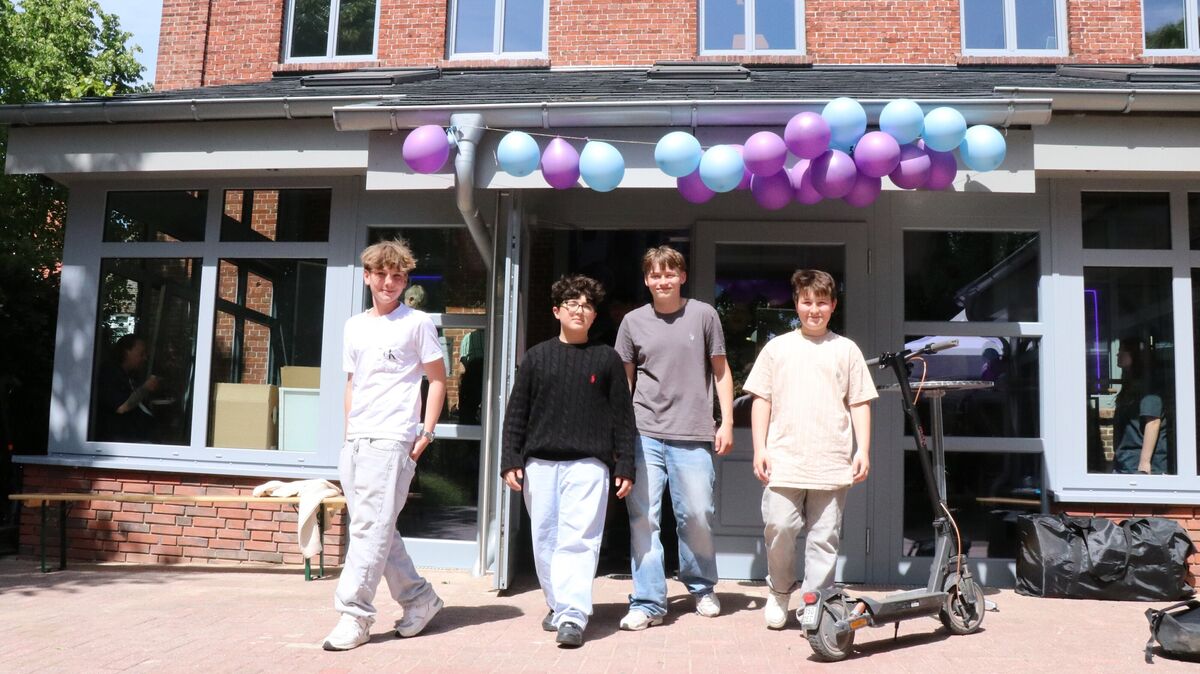 Junge Besucher vor dem frisch sanierten Jugendzentrum Otterndorf, das nach einer umfassenden Sanierung und Modernisierung nun wieder seine Türen öffnet. Foto: Mangels