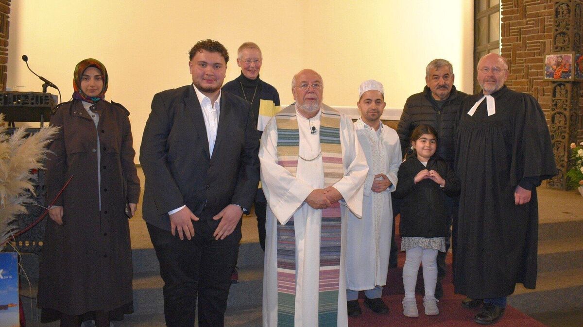 Vertreter der Religionen gestalteten das Gebet in Cuxhaven. Gemeinsam setzten sie ein Zeichen für Verständigung über religiöse Grenzen hinweg. Foto: Privat