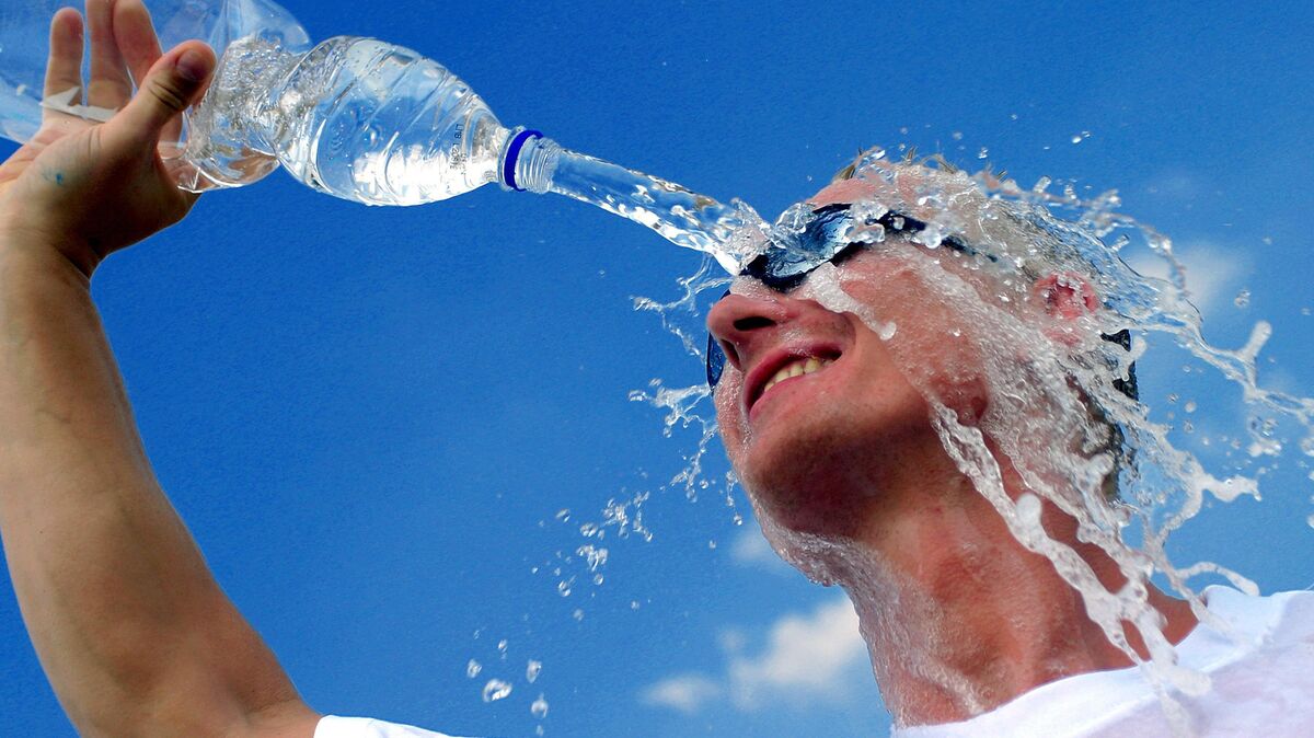 So warm wie heute war es noch nie an einem Juli-Tag in Cuxhaven seit Beginn der Wetteraufzeichnungen. Da half oft nur eine flüssige Abkühlung. Symbolfoto: Lander/dpa