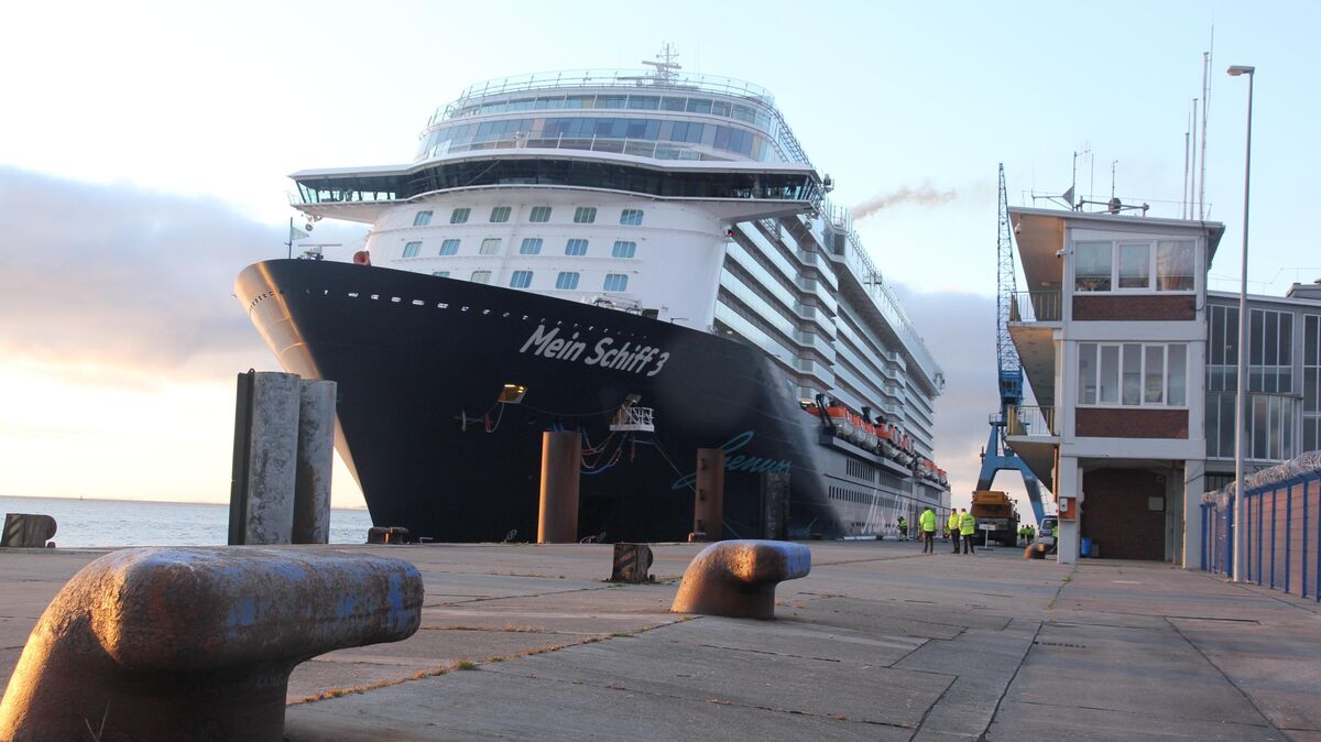 Die "Mein Schiff 3" machte nicht aus touristischen Gründen in Cuxhaven fest. Der Aufenthalt im vergangenen Jahr zeigte allerdings das Cuxhaven in der Lage ist, große Kreuzfahrer zu empfangen. Foto: Sassen