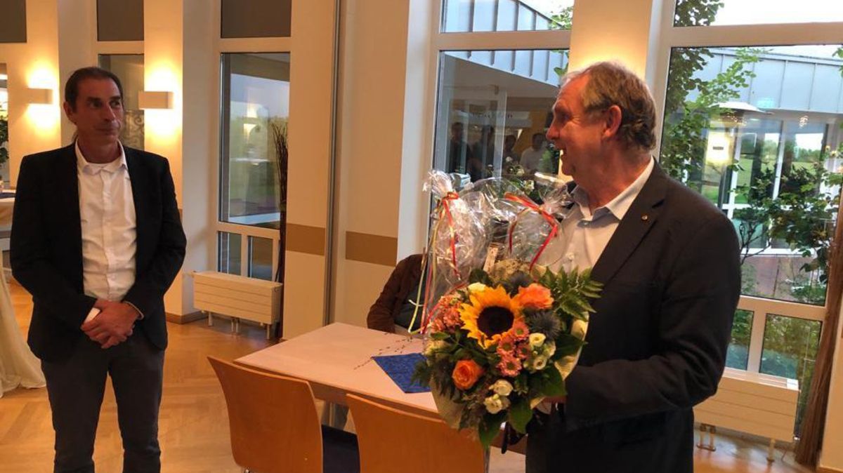 Als am frühen Sonntagabend nach Auszählung der meisten Wahlbezirke feststand, dass Frank Thielebeule neuer Samtgemeindebürgermeister Land Hadelns wird, gratulierte der noch amtierende Harald Zahrte seinem Nachfolger in den Otterndorfer Seelandhallen. Foto: Kramp