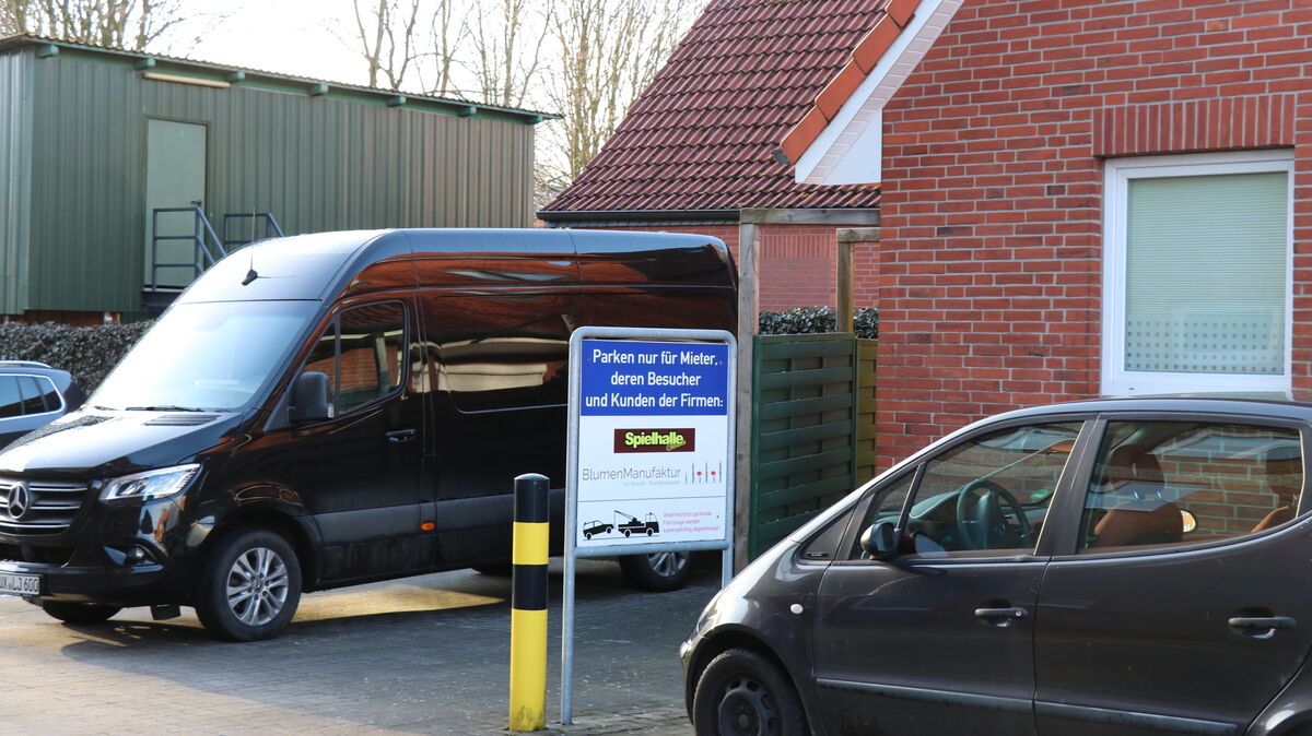 Viele Otterndorfer und Urlauber sind an der Großen Ortstraße - trotz deutlicher Hinweisschilder - schon in die "Parkfalle" getappt und wurden per Brief aufgefordert, eine Unterlassung- und Verpflichtungserklärung zu unterzeichnen. Foto: Mangels