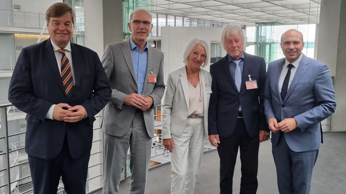 Treffen in Berlin: v.l. Enak Ferlemann (CDU), Bernhard Zentgraf (Bund der Steuerzahler, Beatrice und Jürgen Grzeskowiak und Florian Oßner (CSU). Foto: red