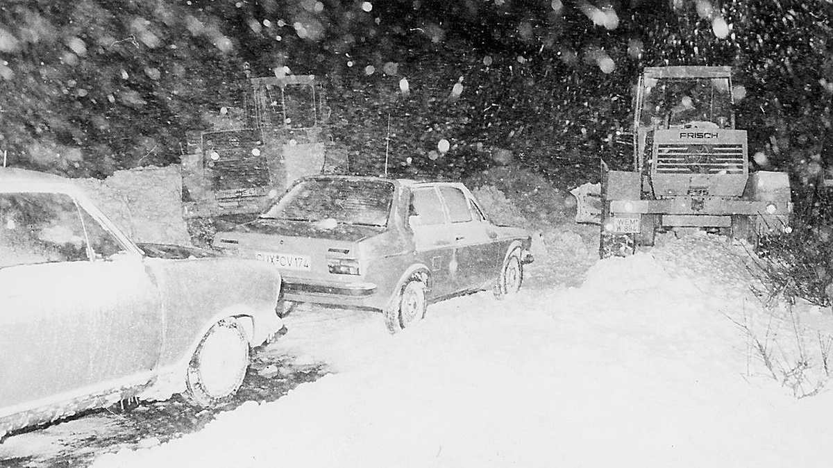 Auf Straßen und Schienen ging gar nichts mehr: Schnee, Eisglätte und starke Winde legten vor 40 Jahren Busse, Züge, Autos und Fahrräder lahm. Fotos: red