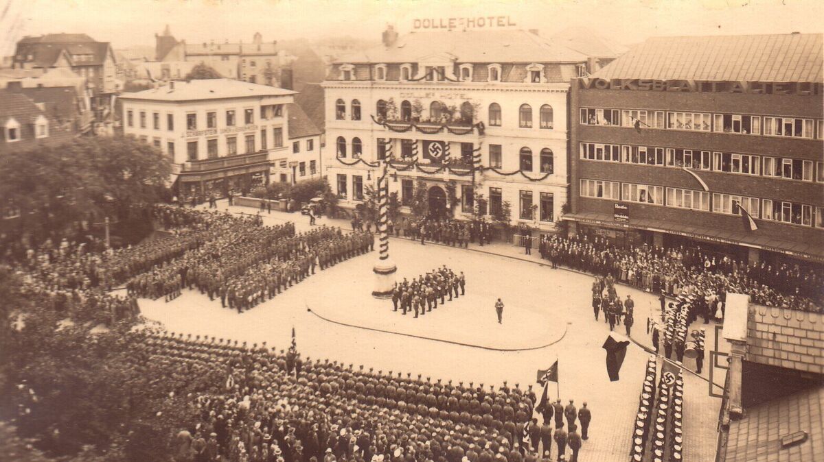 Amtseinführung des nationalsozialistischen Bürgermeisters Wilhelm Klostermann 1933 auf dem Kaemmererplatz (alsbald umbenannt in "Adolf-Hitler-Platz"). Auf dem Pressehaus prangt noch der Schriftzug des sozialdemokratischen Volksblatts Alte Liebe, das kurz darauf verboten wurde. Foto: Sammlung Peter Bussler