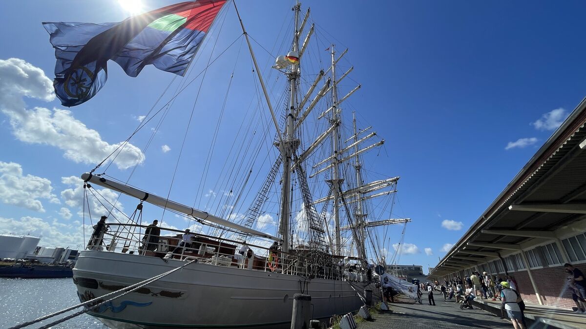 Schaulustige verfolgen die Einfahrt des majestätischen Windjammers am Sonntag in Cuxhaven. Foto: Reese-Winne