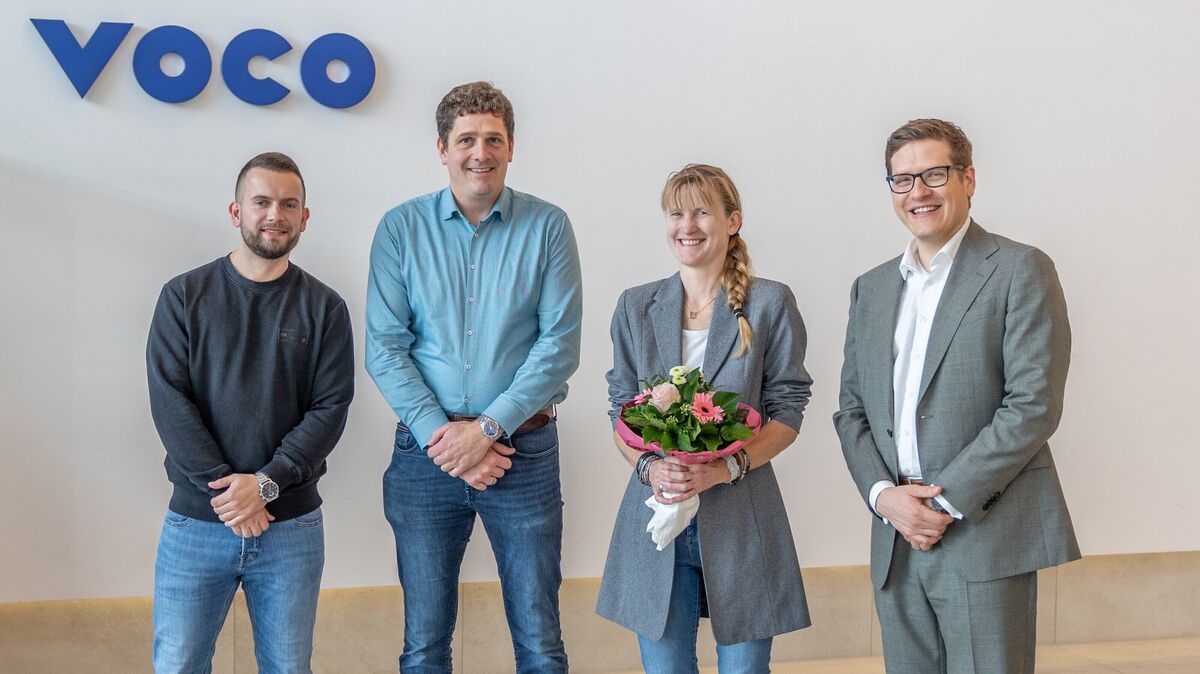 Marc Steltner (Gruppenleiter Versand), Gerrit Lübbe (Stellvertretender Leiter der Herstellung), Stephanie Barb und Geschäftsführer René Plaumann.