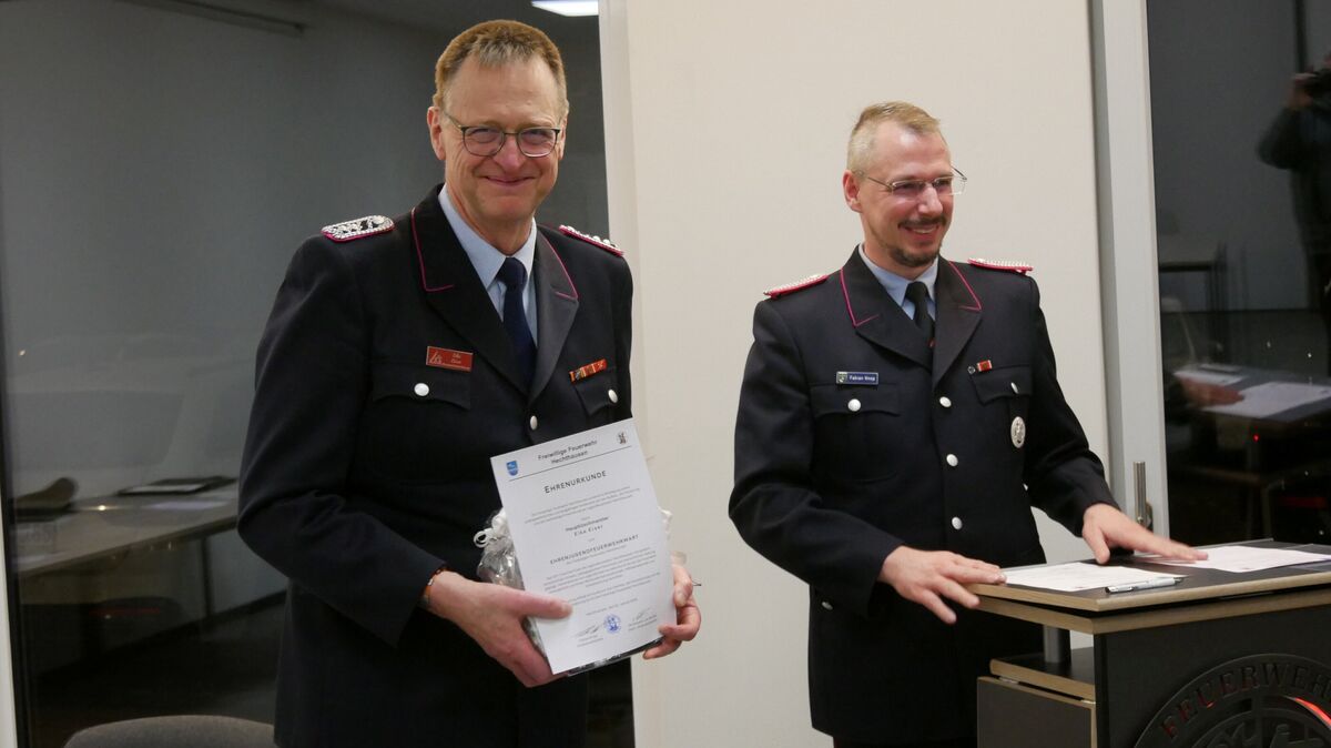 Sichtlich gerührt und hocherfreut ist Eike Elser (l.), Jugendfeuerwehrwart a.D., nach der außergewöhnlichen Ehrung durch Ortsbrandmeister Fabian Knop. Foto: Lange