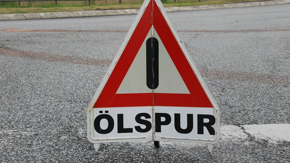 Mit Hinweisschildern werden Verkehrsteilnehmer auf die Ölspur im Kreuzungsbereich Bülkau-Dorf aufmerksam gemacht, bevor die Kreuzung voll gesperrt wird. Foto: Lange