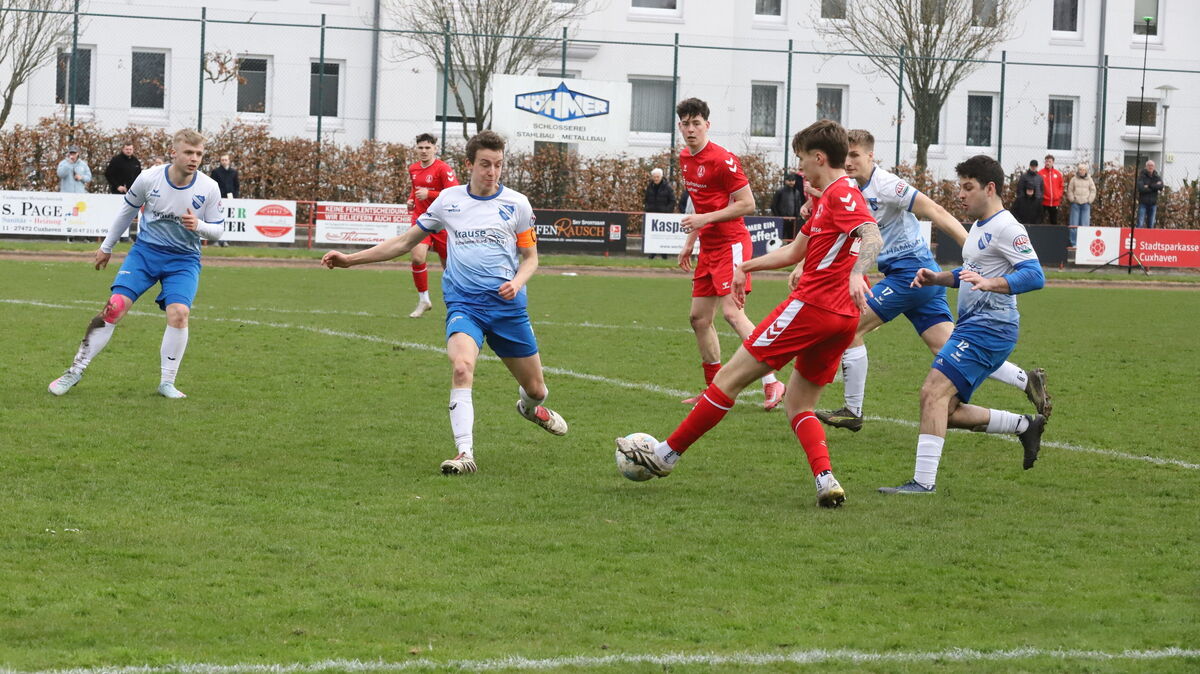 Druckvoll wollen die Rot-Weissen auch in Deinste agieren. Joshua Flemming (am Ball) und Luca Mittelstädt (hinten) wollen wieder für Gefahr im gegnerischen Torraum sorgen. Foto: Witthohn