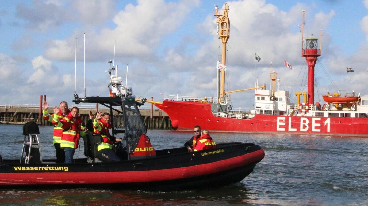 Volle Fahrt voraus: Das Rettungsboot „Grimmershörn“ passiert mit prominenter Besatzung das Feuerschiff Elbe 1 bei der Alten Liebe. Vom Boot aus winken Ministerpräsident Olaf Lies und seine Mitfahrer den Schaulustigen an Land zu. Foto: Potschka