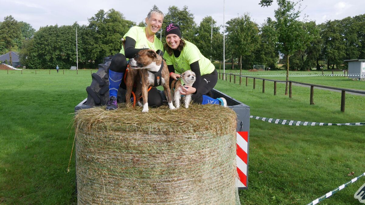 Diese beiden Teilnehmerinnen aus Cadenberge nehmen mit ihren Lieblingen am Camp Canis teil und bezwingen hier die Continentalsperre, einen Reifenparcours. Foto: Lange
