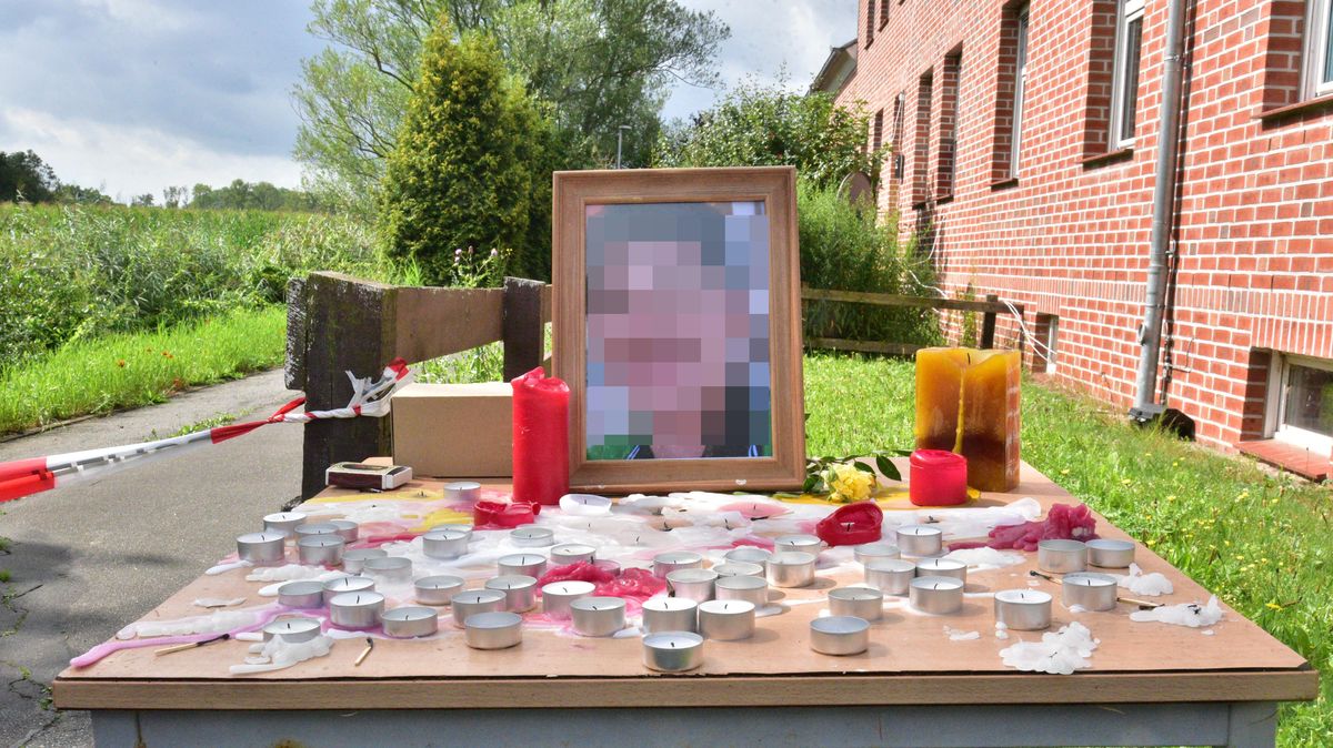 Freunde des Toten hatten vor der Asylbewerberunterkunft in Bützfleth einen Tisch mit Kerzen und einem Porträtfoto des 19-jährigen Afghanen aufgestellt. Foto: Beneke