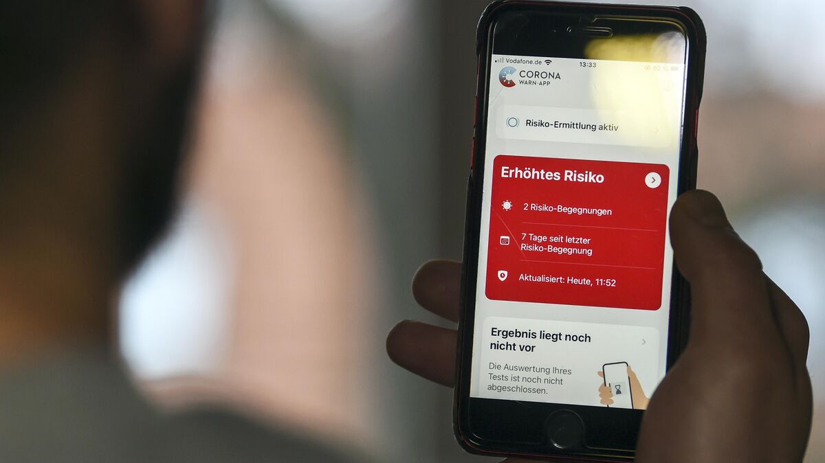 Eine Situation, die jeder vermeiden möchte: Die Corona-Warn-App signalisiert einem Nutzer, dass er Kontakt mit infizierten Personen gehabt hat. In zahlreichen Fällen bildet diese Nachricht den Anlass, Begegnungen einzustellen und sich häuslich zu isolieren. Foto: Kira Hoffmann/dpa